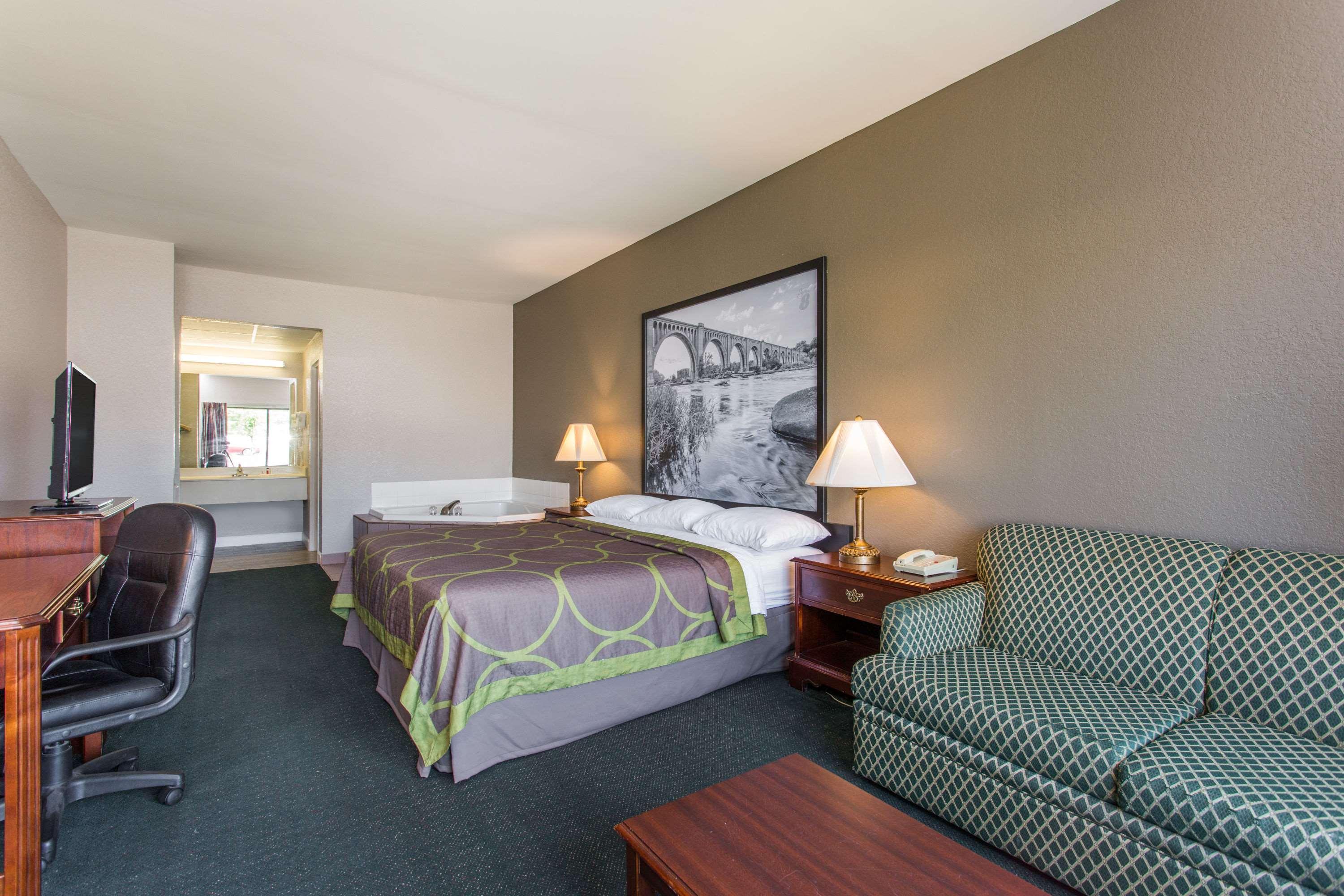 Super 8 By Wyndham Petersburg